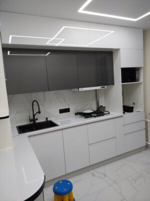 Кухня белая глянцевая двухуровневая в Бобруйске на заказ.