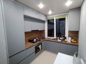 Кухня двухуровневая из пластика